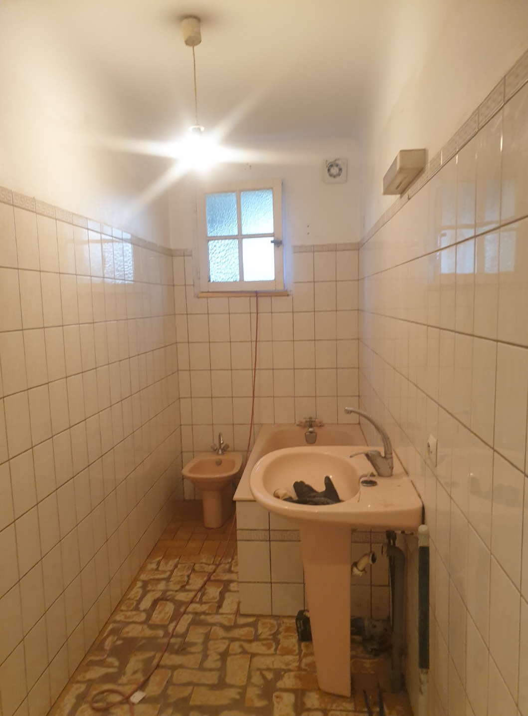 Salle de bain avant travaux : exemple de rénovation accompagnée